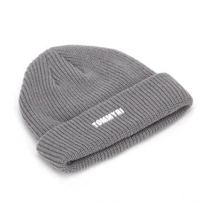 Bonnet en tricot gris foncé avec inscription TOMMYRI blanche et texture côtelée chaude