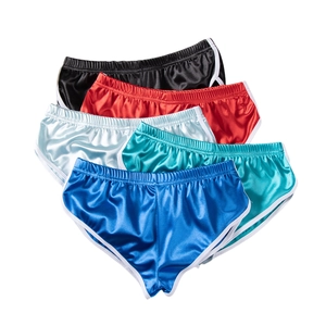 Dettaglio di vari pantaloncini sportivi in raso con spacchi laterali ed elastico in vita