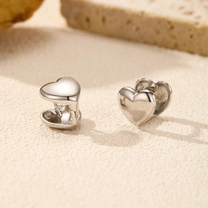 Boucles d'oreilles créoles cœur en argent sterling S925 poli sur un support en pierre