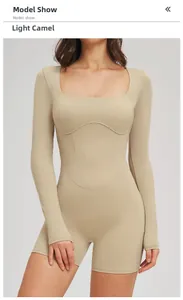 Détail du body beige clair à col carré avec coutures incurvées décoratives de face