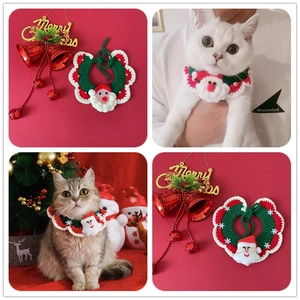 Détail d'un collier de Noël tricoté pour animaux avec motif Père Noël et flocons de neige
