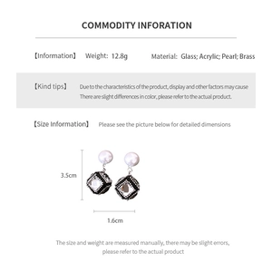 Detailed size specifications for square pearl earrings with weight and material info