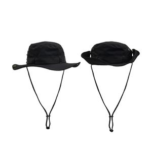 Détail d'un chapeau de soleil noir avec cordon coupe-vent réglable et œillets métalliques