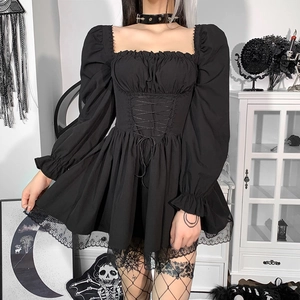 Detalle de vestido gótico negro con mangas abullonadas, corsé y encaje elegante