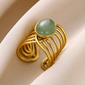 Vue macro d'une bague dorée avec pierre turquoise et anneau multicouche