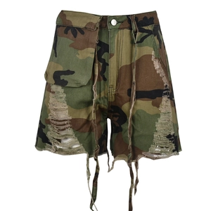 Short camouflage en jean pour femme avec franges et grande poche cargo latérale
