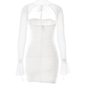 Rückansicht des weißen Bodycon-Kleides mit ausgestellten Ärmeln und gerafftem Netzstoff