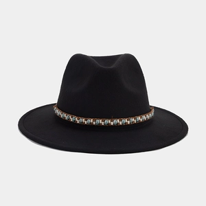 Détail d'un chapeau fedora noir avec une bande décorative en perles ethniques