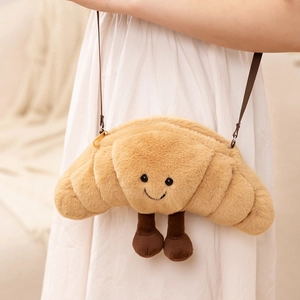 Sac bandoulière en peluche croissant avec visage souriant sur une robe blanche