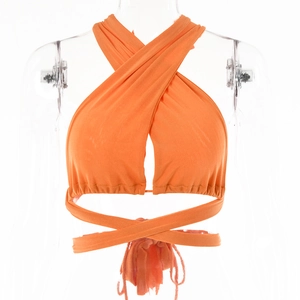 Haut court orange à licou avec lanières enveloppantes et détail noué au dos