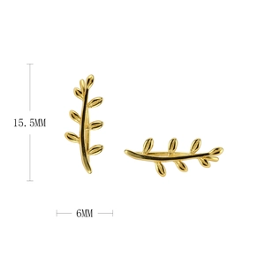 Makro-Detail von goldfarbenen Zweig-Ohrringen mit Maßen von 15,5 mm Länge und 6 mm Breite