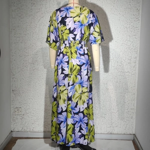 Détail de la taille haute élastique et de l'imprimé floral sur la robe longue d'été
