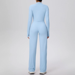 Détail du tissu en maille côtelée bleu clair sur le haut à manches longues et le pantalon
