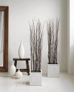 Dettaglio di vasi in ceramica bianca con texture a coste verticali e finitura opaca