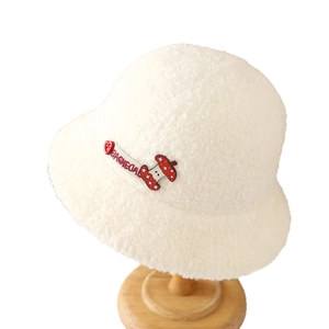 Chapeau bob en polaire blanche avec écusson pomme rouge sur support en bois