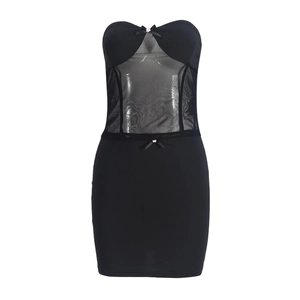 Détail de la taille en mesh transparent et du petit nœud sur la mini-robe noire