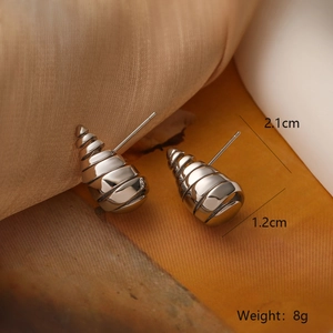 Dettaglio degli orecchini a spirale argento con misure di 2,1 cm di altezza e 1,2 cm larghezza