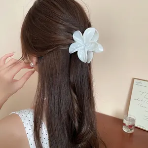 Pince à cheveux fleur blanche élégante en acrylique avec fini nacré sur le mannequin