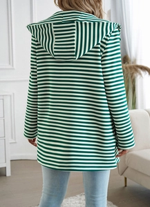 Vista posteriore di un cardigan in maglia con cappuccio a righe verdi e bianche da donna