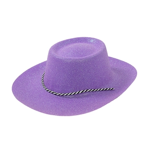 Detailansicht eines lila Glitzer-Cowboyhuts mit schwarz-weißem Zierseil-Element
