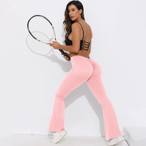 Detailansicht der rosa High-Waist Schlaghose für Yoga mit Scrunch-Butt Hebe-Design