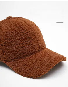 Gros plan détaillé d'une casquette en laine d'agneau marron avec visière courbe pliable