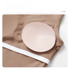 Détail du gilet de yoga éco montrant la doublure en mesh et les coussinets de poitrine amovibles