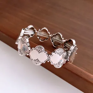 Vintage-Armband aus Silber mit vierblättrigen Kleeblatt-Gliedern und Barock-Blumengravur