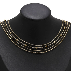 Dettaglio di una collana a strati in acciaio inossidabile placcata oro 18K su manichino