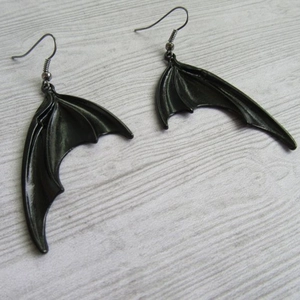 Boucles d'oreilles gothiques ailes de chauve-souris noires pour look punk d'Halloween