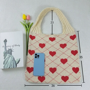 Detailed dimension layout of a knitted tote bag with red heart pattern and beige base