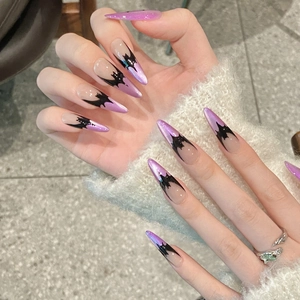 Faux ongles stiletto Halloween avec dégradé violet et design gothique de chauve-souris