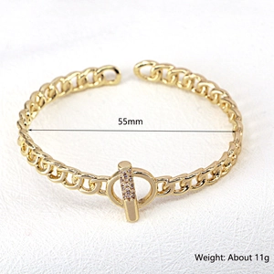 Dettaglio del bracciale a catena in oro con cuore in zircone, 55 mm di diametro e 11 g