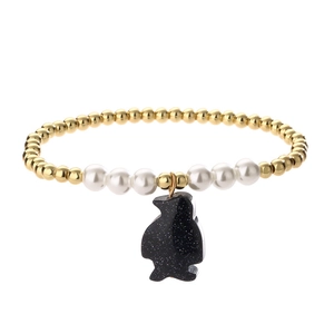Bracelet élégant en perles dorées de 4mm et perles avec un pendentif pingouin noir brillant