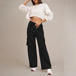 Detail van zwarte cargo-joggingbroek met hoge taille, zijzak en trekkoord in de taille