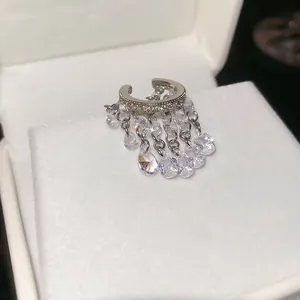 Manchette d'oreille à pampilles en zircon avec pendentifs goutte d'eau sur support blanc