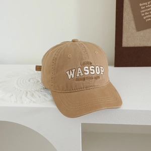 Détail de la broderie en relief sur une casquette de baseball vintage en coton