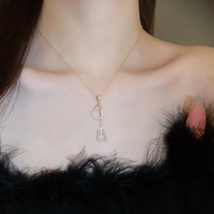 Détail du collier plaqué or avec double pendentif gourde en zircons ajourés et imitation jade