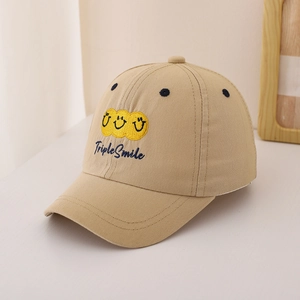 Detailaufnahme der khakifarbenen Baseballkappe mit gelber TripleSmile-Stickerei