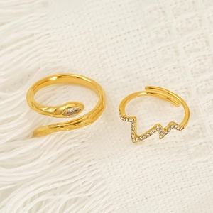 Goldener Schlangenring und Wellenring-Set mit Zirkonia-Besatz und offener Passform