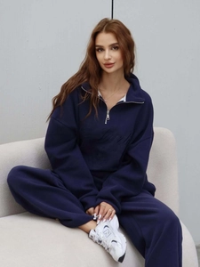 Ensemble deux pièces bleu marine avec sweat-shirt à demi-zip et pantalon de jogging haut
