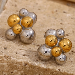 Vue macro de perles en acier poli bicolore or et argent sur boucles d'oreilles 18K
