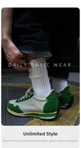 Style urbain de baskets crème et vertes portées avec des chaussettes en coton blanc épais