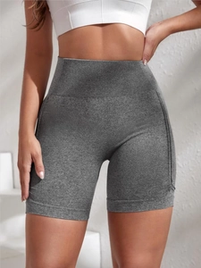 Detailaufnahme der nahtlosen High-Waist-Yoga-Shorts in Anthrazit mit Rippenstrick-Struktur