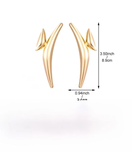 Dettaglio degli orecchini lava dorati che mostra dimensioni 8,9 cm e consistenza del ferro