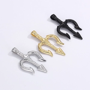 Vue détaillée des pendentifs trident en argent, or et noir sur un fond blanc épuré