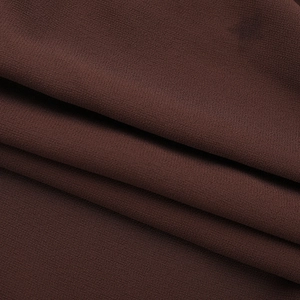 Nahaufnahme von dunkelbraunem Chiffonstoff mit feiner Körnung und weichem Faltenwurf