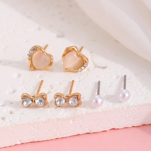 Set de pendientes minimalistas con perlas, lazos de cristal y corazones dorados
