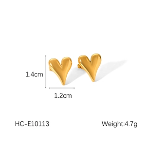 Dettaglio di orecchini a cuore in acciaio al titanio con misura 1,4 cm e peso 4,7 g