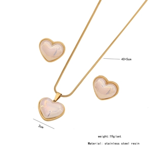 Détails du coffret bijoux cœur rose montrant les dimensions et la texture d'acier